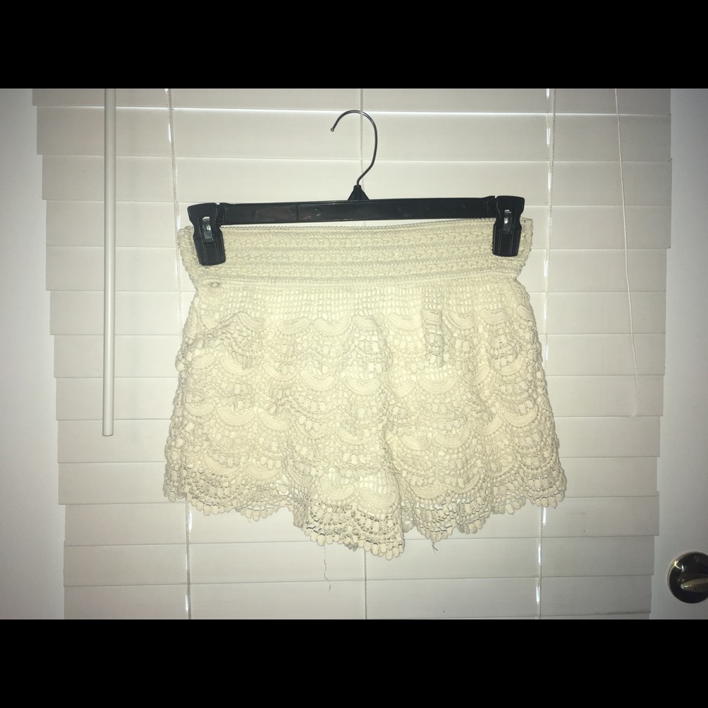 Medium cream lace shorts